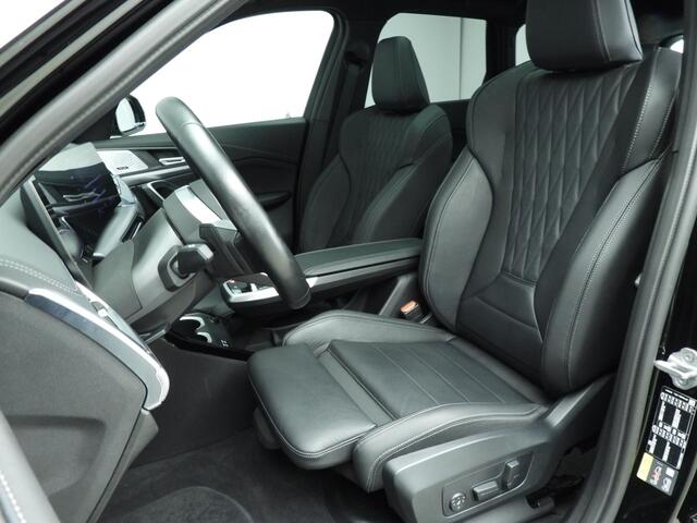 BMW iX1 xDrive30 | M-Sportpakket | LED | Leder | HUD | Schuifdak | Trekhaak | Elektr. zetels | DAB | Harman-kardon sound | Alu 19 inch