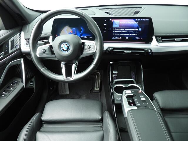 BMW iX1 xDrive30 | M-Sportpakket | LED | Leder | HUD | Schuifdak | Trekhaak | Elektr. zetels | DAB | Harman-kardon sound | Alu 19 inch