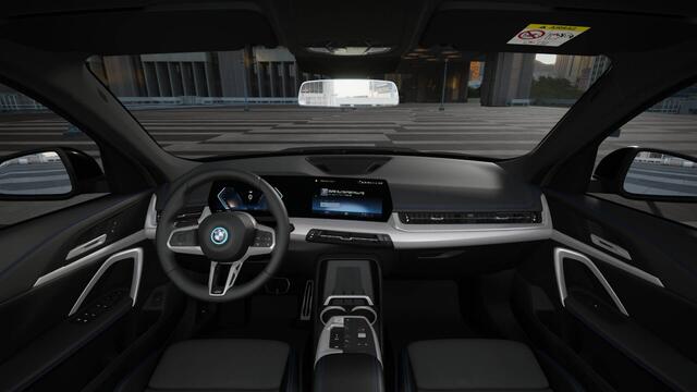 BMW iX1 eDrive20 M Sport / Achteruitrijcamera / Sportstoelen / Adaptieve LED / M Adaptief onderstel / Comfort Access / Stuurverwarming