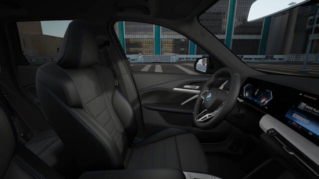 BMW iX1 eDrive20 M Sport / Achteruitrijcamera / Sportstoelen / Adaptieve LED / M Adaptief onderstel / Comfort Access / Stuurverwarming