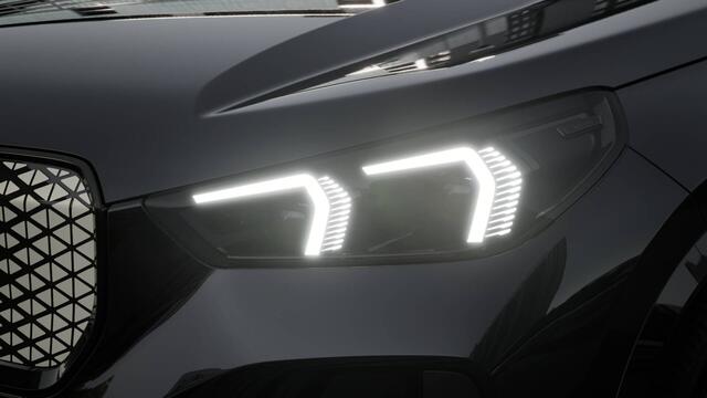 BMW iX1 eDrive20 M Sport / Achteruitrijcamera / Sportstoelen / Adaptieve LED / M Adaptief onderstel / Comfort Access / Stuurverwarming
