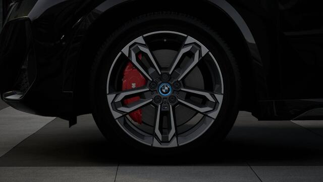 BMW iX1 eDrive20 M Sport / Achteruitrijcamera / Sportstoelen / Adaptieve LED / M Adaptief onderstel / Comfort Access / Stuurverwarming