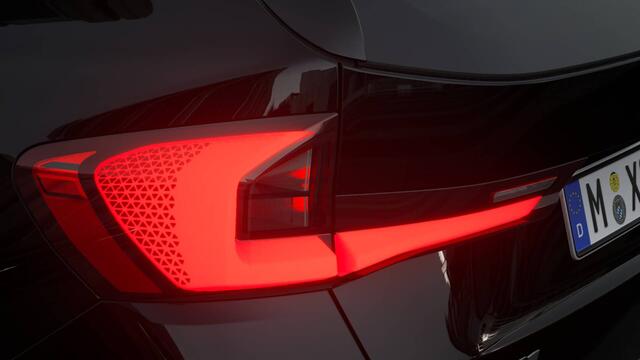 BMW iX1 eDrive20 M Sport / Achteruitrijcamera / Sportstoelen / Adaptieve LED / M Adaptief onderstel / Comfort Access / Stuurverwarming