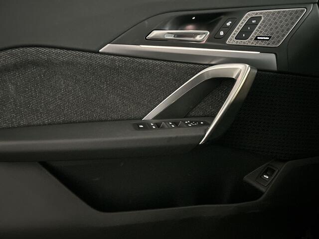 BMW iX1 xDrive30 Launch Edition 67 kWh Privacy Glass | Premium pakket | Comfort Pakket | Achteruitrijcamera | Winterset!