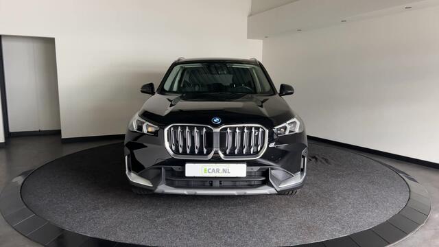 BMW iX1 xDrive30 Launch Edition 67 kWh Privacy Glass | Premium pakket | Comfort Pakket | Achteruitrijcamera | Winterset!