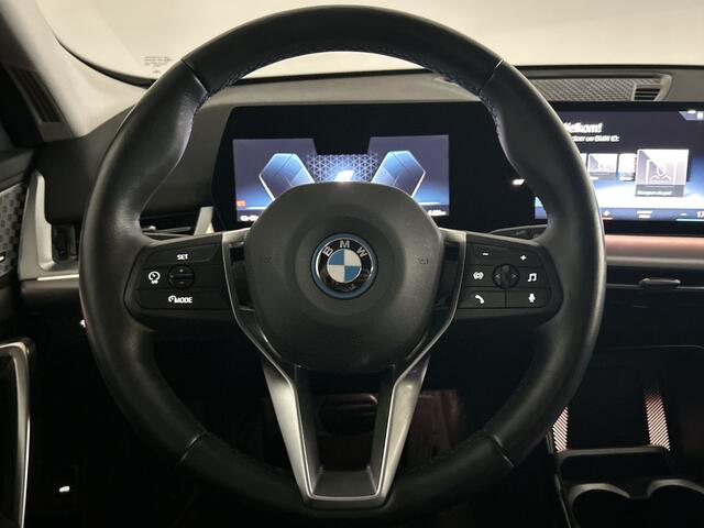 BMW iX1 xDrive30 Launch Edition 67 kWh Privacy Glass | Premium pakket | Comfort Pakket | Achteruitrijcamera | Winterset!