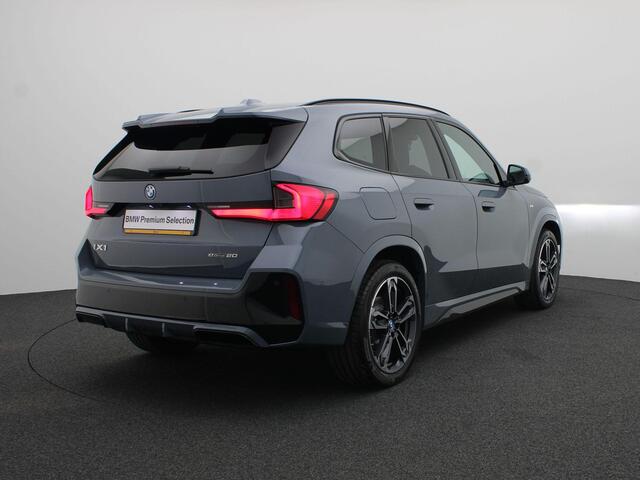 BMW iX1 eDrive20 M Sportpakket Pro | Premium Pack | Comfort Pack | Travel Pack | Stuurwiel Verwarmd | Panoramadak | Elektrisch Verstelbare Stoelen | Driving Assistant Plus | DAB | Harman Kardon | 19''