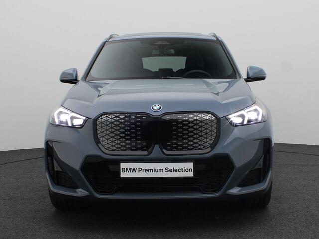 BMW iX1 eDrive20 M Sportpakket Pro | Premium Pack | Comfort Pack | Travel Pack | Stuurwiel Verwarmd | Panoramadak | Elektrisch Verstelbare Stoelen | Driving Assistant Plus | DAB | Harman Kardon | 19''