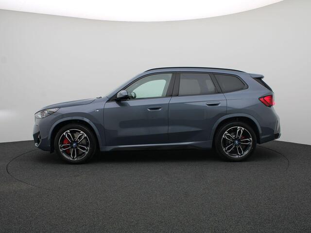 BMW iX1 eDrive20 M Sportpakket Pro | Premium Pack | Comfort Pack | Travel Pack | Stuurwiel Verwarmd | Panoramadak | Elektrisch Verstelbare Stoelen | Driving Assistant Plus | DAB | Harman Kardon | 19''