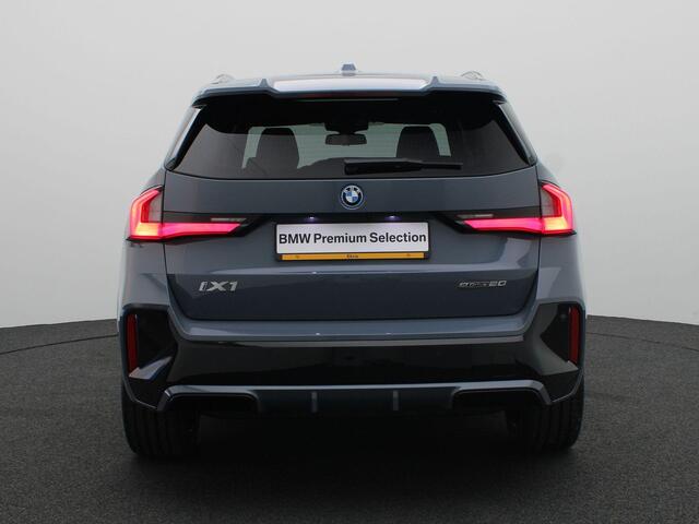 BMW iX1 eDrive20 M Sportpakket Pro | Premium Pack | Comfort Pack | Travel Pack | Stuurwiel Verwarmd | Panoramadak | Elektrisch Verstelbare Stoelen | Driving Assistant Plus | DAB | Harman Kardon | 19''