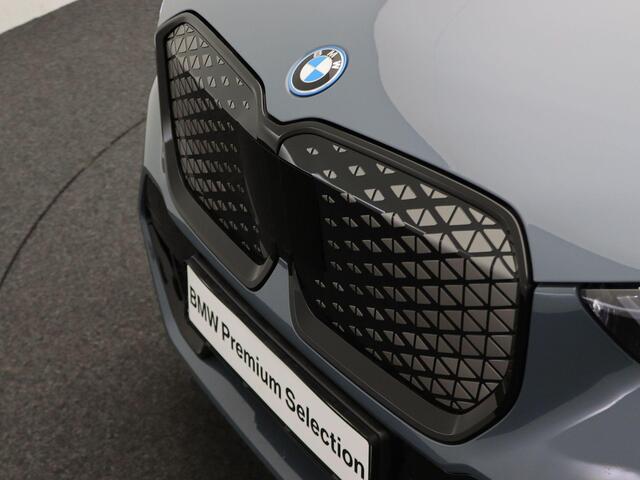 BMW iX1 eDrive20 M Sportpakket Pro | Premium Pack | Comfort Pack | Travel Pack | Stuurwiel Verwarmd | Panoramadak | Elektrisch Verstelbare Stoelen | Driving Assistant Plus | DAB | Harman Kardon | 19''
