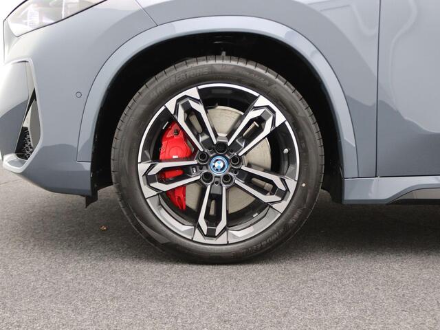 BMW iX1 eDrive20 M Sportpakket Pro | Premium Pack | Comfort Pack | Travel Pack | Stuurwiel Verwarmd | Panoramadak | Elektrisch Verstelbare Stoelen | Driving Assistant Plus | DAB | Harman Kardon | 19''