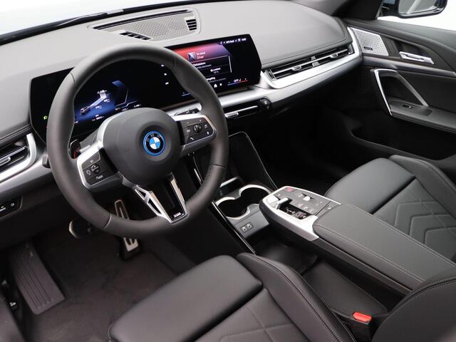 BMW iX1 eDrive20 M Sportpakket Pro | Premium Pack | Comfort Pack | Travel Pack | Stuurwiel Verwarmd | Panoramadak | Elektrisch Verstelbare Stoelen | Driving Assistant Plus | DAB | Harman Kardon | 19''