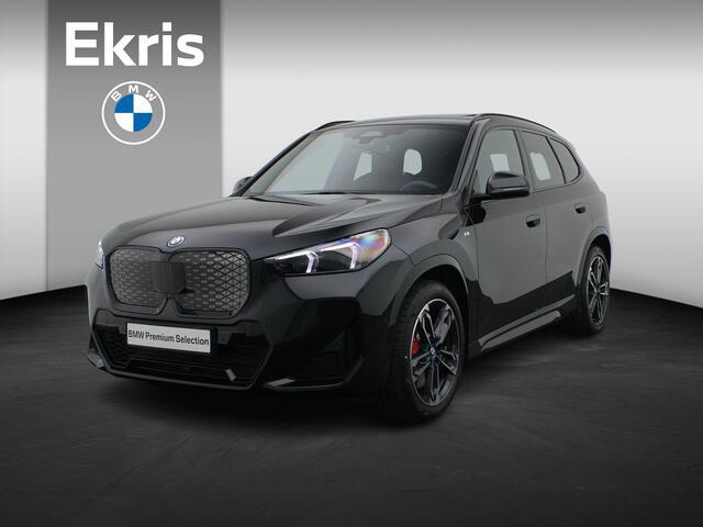 BMW iX1 eDrive20 M Sportpakket Pro | Premium Pack | Comfort Pack | Travel Pack | Stuurwiel Verwarmd | Panoramadak | Elektrisch Verstelbare Stoelen | Driving Assistant Plus | DAB | Harman Kardon | 19''