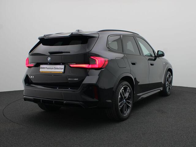 BMW iX1 eDrive20 M Sportpakket Pro | Premium Pack | Comfort Pack | Travel Pack | Stuurwiel Verwarmd | Panoramadak | Elektrisch Verstelbare Stoelen | Driving Assistant Plus | DAB | Harman Kardon | 19''