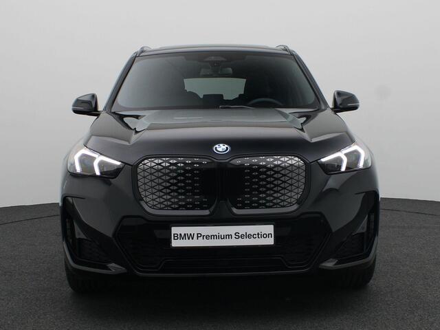 BMW iX1 eDrive20 M Sportpakket Pro | Premium Pack | Comfort Pack | Travel Pack | Stuurwiel Verwarmd | Panoramadak | Elektrisch Verstelbare Stoelen | Driving Assistant Plus | DAB | Harman Kardon | 19''