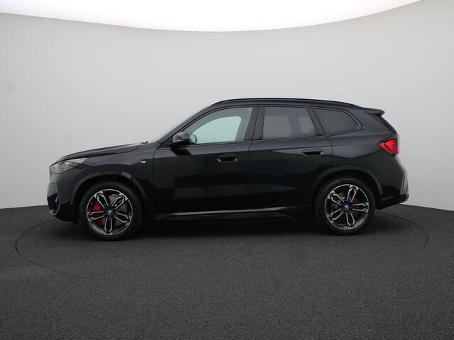 BMW iX1 eDrive20 M Sportpakket Pro | Premium Pack | Comfort Pack | Travel Pack | Stuurwiel Verwarmd | Panoramadak | Elektrisch Verstelbare Stoelen | Driving Assistant Plus | DAB | Harman Kardon | 19''