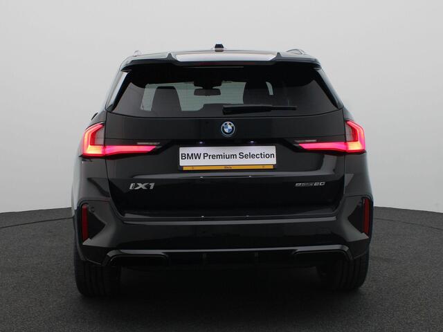 BMW iX1 eDrive20 M Sportpakket Pro | Premium Pack | Comfort Pack | Travel Pack | Stuurwiel Verwarmd | Panoramadak | Elektrisch Verstelbare Stoelen | Driving Assistant Plus | DAB | Harman Kardon | 19''