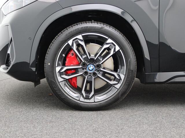 BMW iX1 eDrive20 M Sportpakket Pro | Premium Pack | Comfort Pack | Travel Pack | Stuurwiel Verwarmd | Panoramadak | Elektrisch Verstelbare Stoelen | Driving Assistant Plus | DAB | Harman Kardon | 19''
