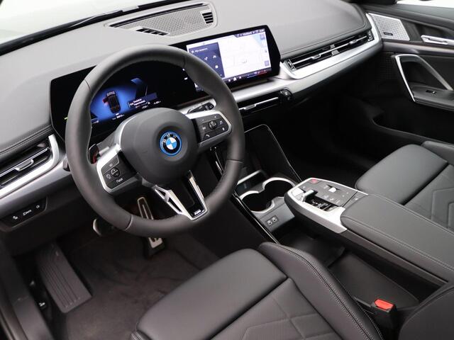 BMW iX1 eDrive20 M Sportpakket Pro | Premium Pack | Comfort Pack | Travel Pack | Stuurwiel Verwarmd | Panoramadak | Elektrisch Verstelbare Stoelen | Driving Assistant Plus | DAB | Harman Kardon | 19''