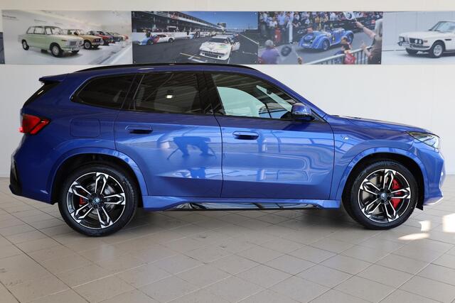 BMW iX1 eDrive20 M Sportpakket Pro | Travel & Premium Pack | Driving Assitant Plus
