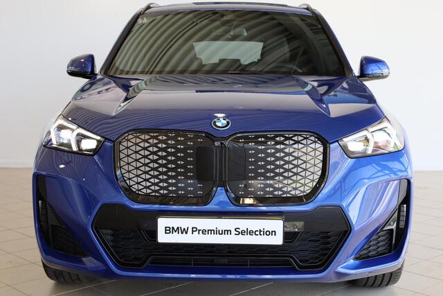BMW iX1 eDrive20 M Sportpakket Pro | Travel & Premium Pack | Driving Assitant Plus