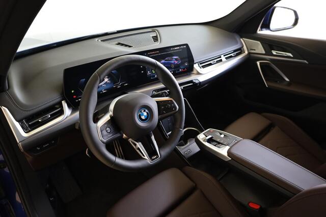 BMW iX1 eDrive20 M Sportpakket Pro | Travel & Premium Pack | Driving Assitant Plus