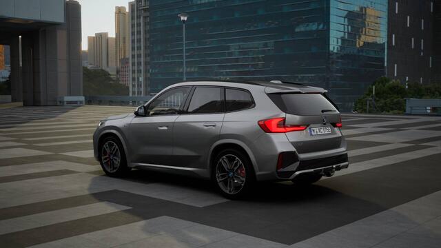 BMW iX1 eDrive20 M Sport / Panoramadak / Trekhaak / Sportstoelen / M Adaptief onderstel / Stoelverwarming / Comfort Access / Adaptieve LED / Parking Assistant Plus / Head-Up / Harman Kardon