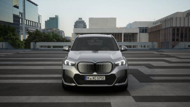 BMW iX1 eDrive20 M Sport / Panoramadak / Trekhaak / Sportstoelen / M Adaptief onderstel / Stoelverwarming / Comfort Access / Adaptieve LED / Parking Assistant Plus / Head-Up / Harman Kardon