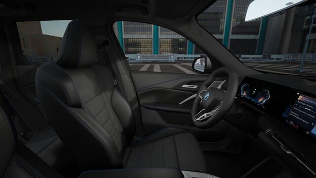 BMW iX1 eDrive20 M Sport / Panoramadak / Trekhaak / Sportstoelen / M Adaptief onderstel / Stoelverwarming / Comfort Access / Adaptieve LED / Parking Assistant Plus / Head-Up / Harman Kardon