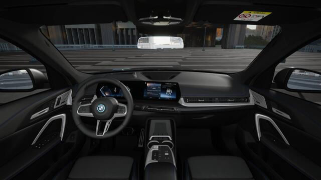 BMW iX1 eDrive20 M Sport / Panoramadak / Trekhaak / Sportstoelen / M Adaptief onderstel / Stoelverwarming / Comfort Access / Adaptieve LED / Parking Assistant Plus / Head-Up / Harman Kardon