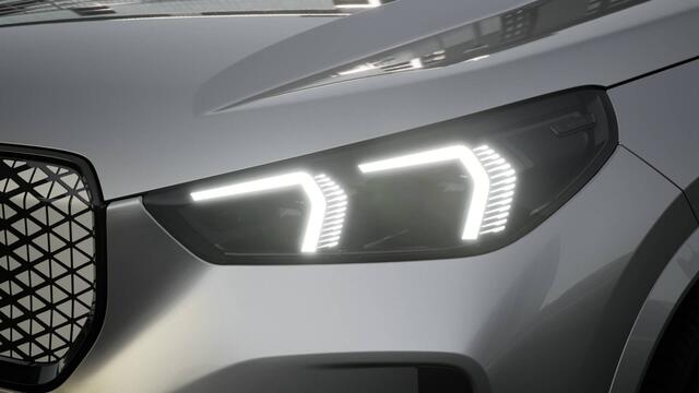 BMW iX1 eDrive20 M Sport / Panoramadak / Trekhaak / Sportstoelen / M Adaptief onderstel / Stoelverwarming / Comfort Access / Adaptieve LED / Parking Assistant Plus / Head-Up / Harman Kardon