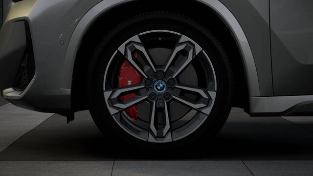 BMW iX1 eDrive20 M Sport / Panoramadak / Trekhaak / Sportstoelen / M Adaptief onderstel / Stoelverwarming / Comfort Access / Adaptieve LED / Parking Assistant Plus / Head-Up / Harman Kardon