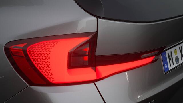 BMW iX1 eDrive20 M Sport / Panoramadak / Trekhaak / Sportstoelen / M Adaptief onderstel / Stoelverwarming / Comfort Access / Adaptieve LED / Parking Assistant Plus / Head-Up / Harman Kardon