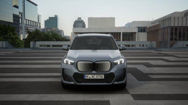 BMW iX1 eDrive20 M Sport / Panoramadak / Trekhaak / Sportstoelen / M Adaptief onderstel / Comfort Access / Adaptieve LED / Stoelverwarming / Parking Assistant Plus / Head-Up / Harman Kardon