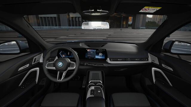 BMW iX1 eDrive20 M Sport / Panoramadak / Trekhaak / Sportstoelen / M Adaptief onderstel / Comfort Access / Adaptieve LED / Stoelverwarming / Parking Assistant Plus / Head-Up / Harman Kardon