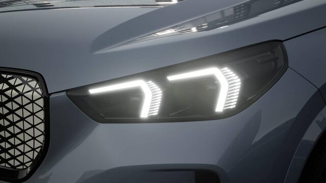 BMW iX1 eDrive20 M Sport / Panoramadak / Trekhaak / Sportstoelen / M Adaptief onderstel / Comfort Access / Adaptieve LED / Stoelverwarming / Parking Assistant Plus / Head-Up / Harman Kardon
