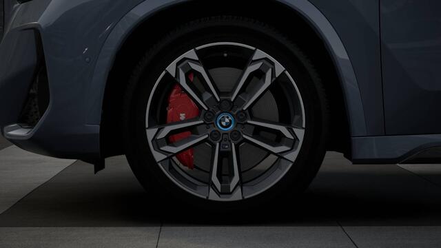 BMW iX1 eDrive20 M Sport / Panoramadak / Trekhaak / Sportstoelen / M Adaptief onderstel / Comfort Access / Adaptieve LED / Stoelverwarming / Parking Assistant Plus / Head-Up / Harman Kardon