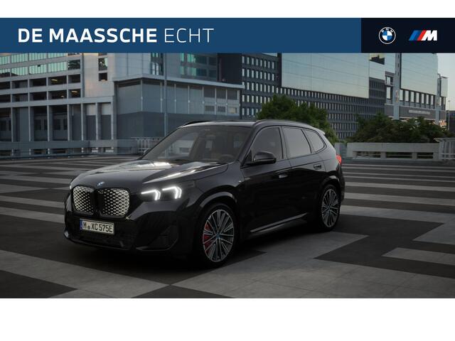 BMW iX1 eDrive20 M Sport / Panoramadak / Trekhaak / Sportstoelen / M Adaptief onderstel / Comfort Access / Stoelverwarming / Adaptieve LED / Parking Assistant Plus / Head-Up / Harman Kardon