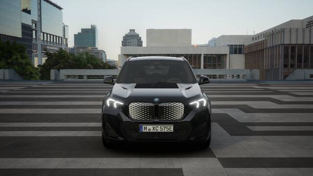 BMW iX1 eDrive20 M Sport / Panoramadak / Trekhaak / Sportstoelen / M Adaptief onderstel / Comfort Access / Stoelverwarming / Adaptieve LED / Parking Assistant Plus / Head-Up / Harman Kardon