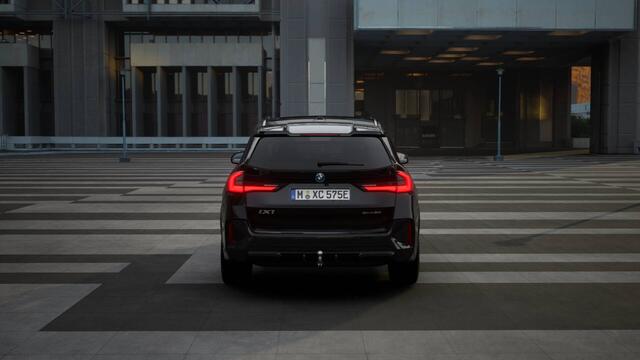 BMW iX1 eDrive20 M Sport / Panoramadak / Trekhaak / Sportstoelen / M Adaptief onderstel / Comfort Access / Stoelverwarming / Adaptieve LED / Parking Assistant Plus / Head-Up / Harman Kardon