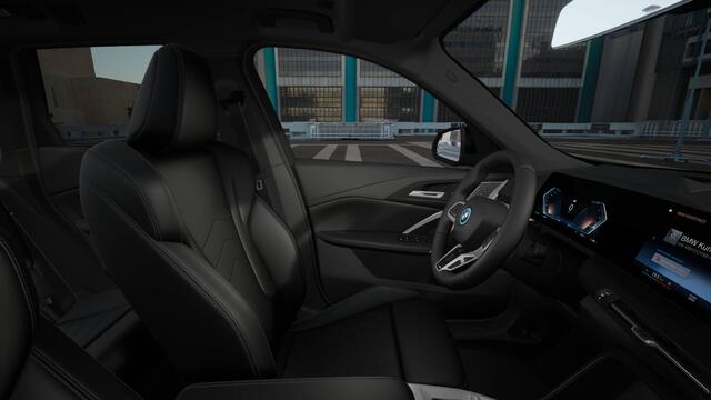 BMW iX1 eDrive20 M Sport / Panoramadak / Trekhaak / Sportstoelen / M Adaptief onderstel / Comfort Access / Stoelverwarming / Adaptieve LED / Parking Assistant Plus / Head-Up / Harman Kardon