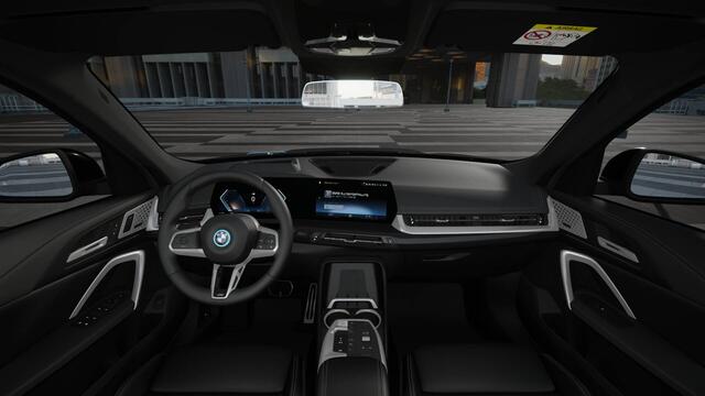 BMW iX1 eDrive20 M Sport / Panoramadak / Trekhaak / Sportstoelen / M Adaptief onderstel / Comfort Access / Stoelverwarming / Adaptieve LED / Parking Assistant Plus / Head-Up / Harman Kardon