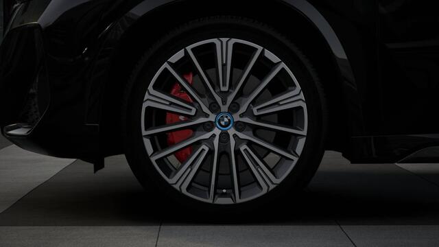BMW iX1 eDrive20 M Sport / Panoramadak / Trekhaak / Sportstoelen / M Adaptief onderstel / Comfort Access / Stoelverwarming / Adaptieve LED / Parking Assistant Plus / Head-Up / Harman Kardon