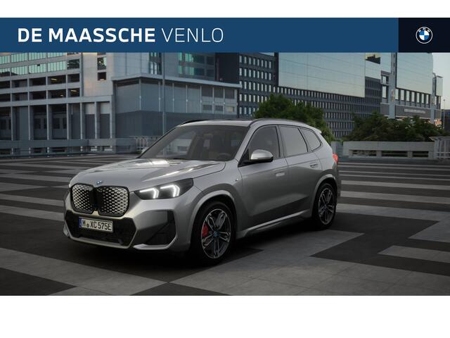 BMW iX1 eDrive20 M Sport / Panoramadak / Achteruitrijcamera / Sportstoelen / M Adaptief onderstel / Comfort Access / Adaptieve LED