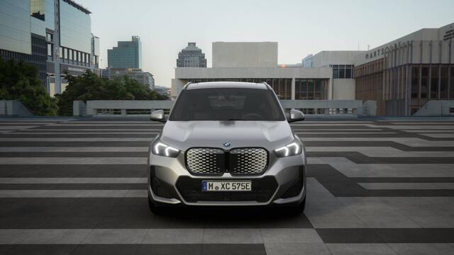 BMW iX1 eDrive20 M Sport / Panoramadak / Achteruitrijcamera / Sportstoelen / M Adaptief onderstel / Comfort Access / Adaptieve LED