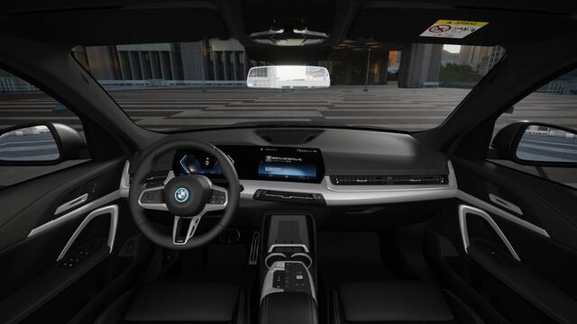BMW iX1 eDrive20 M Sport / Panoramadak / Achteruitrijcamera / Sportstoelen / M Adaptief onderstel / Comfort Access / Adaptieve LED