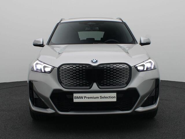 BMW iX1 eDrive20 67 kWh M Sportpakket Pro | Premium Pack | Comfort Pack | Travel Pack | Stuurwielrand Verwarmd | Trekhaak | Panoramadak | Driving Assistant Plus | DAB | Harman Kardon | 19''