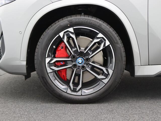 BMW iX1 eDrive20 67 kWh M Sportpakket Pro | Premium Pack | Comfort Pack | Travel Pack | Stuurwielrand Verwarmd | Trekhaak | Panoramadak | Driving Assistant Plus | DAB | Harman Kardon | 19''
