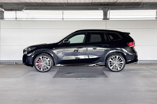 BMW iX1 eDrive20 67 kWh | M Sportpakket Pro | Trekhaak met elektrisch wegklapbare kogel